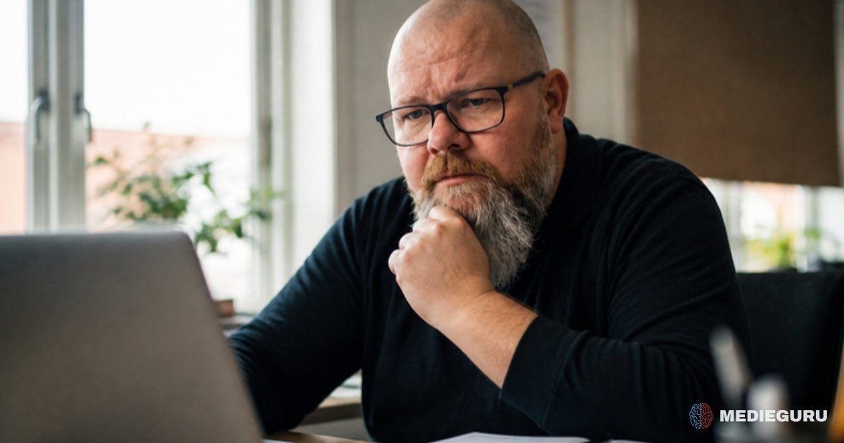 Thor Jadesø sidder med hånden under hagen og læser eftertænksomt søgeresultater om sin virksomhed på den bærbare