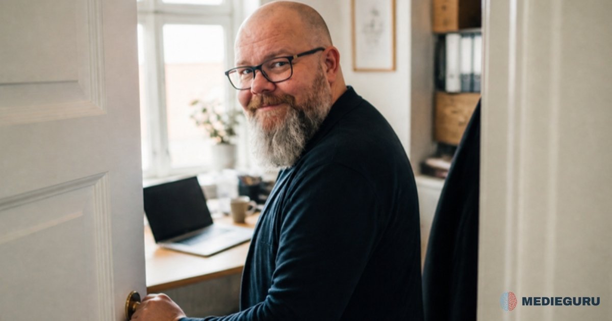 Thor Jadesø lukker døren til sit hjemmekontor halvt og kigger tilbage med et lunt smil